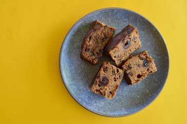 Mutfakta bir tabakta meyveli kek dilimleri.