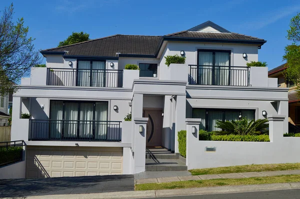 Güneşli bir öğleden sonra banliyöde modern bir ev