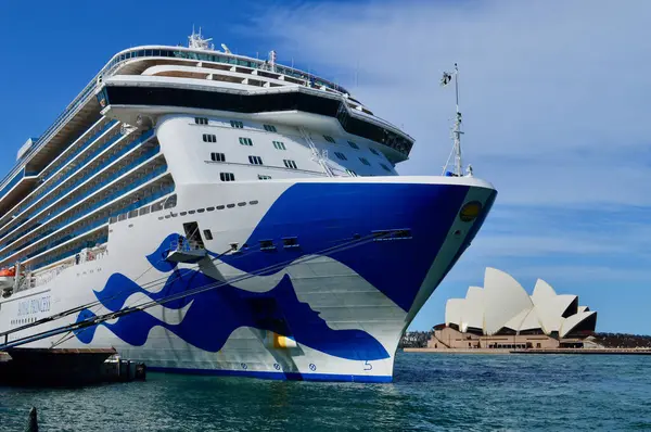 Een Luxe Cruiseschip Afgemeerd Sydney Harbor Rechtenvrije Stockafbeeldingen