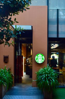 Sydney, Avustralya 'daki Kayalıklar' daki ünlü Starbucks logosunun manzarası.