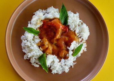 Tatlı ve ekşi domuz eti ve uzun tahıllı pirinç.