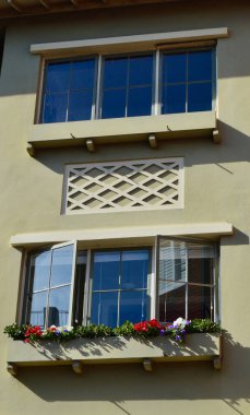 Duvarında pencereler olan bir daire.