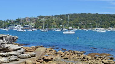 Balmoral Plajı 'nda Sydney Limanı' nda tekneler