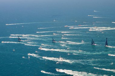 Maxi yatları, 2014 Sydney Limanı 'nda filoyu Hobart Yat Yarışı' na götürüyor.