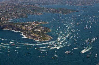 2014 Sydney 'de Hobart Yat Yarışı' na kadar Güney Kafası etrafında dönen hava manzaralı yatlar.