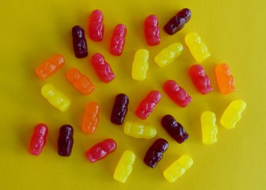 Jöle bebekler renkli bir arka plana yayılmış.