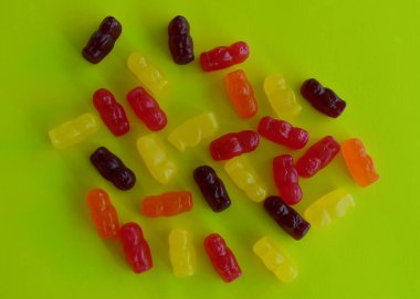 Jöle bebekler renkli bir arka plana yayılmış.