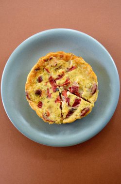 Lezzetli Akdeniz usulü omlet.