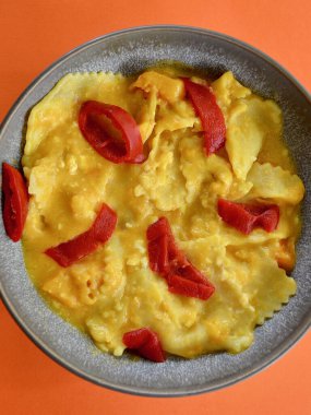 Kabak soslu ve biberli Ricotta Ravioli yemeye hazır.