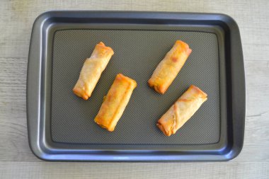 Lezzetli çizburger börekleri mutfaktaki fırın tabağında.