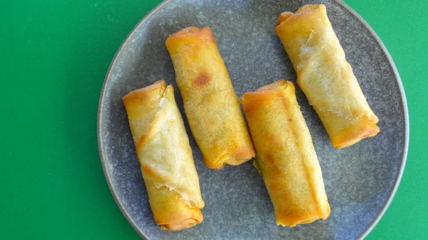 Mutfaktaki tabakta nefis çizburger börekleri.