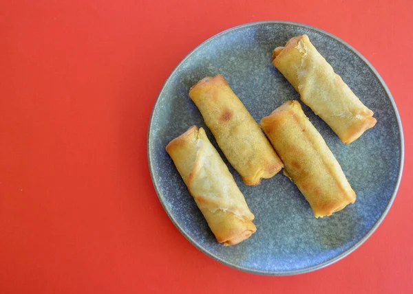 Mutfaktaki tabakta nefis çizburger börekleri.