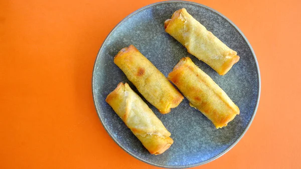 Mutfaktaki tabakta nefis çizburger börekleri.