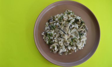 Kremalı mantarlı risotto lahana ve parmesan peyniri.