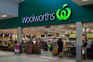Batı Sydney, Avustralya 'daki Emu Plains' teki Woolworth Süpermarketine giriş. Şubat 2023.