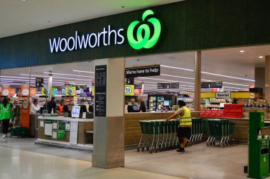 Bir Woolworth süpermarketinin girişi batı Sydney, Avustralya 'da bir Southland. Şubat 2024.