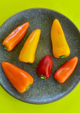 Mutfaktaki tabakta renkli kapsüller.