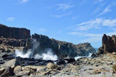 Avustralya 'nın Yeni Güney Galler' in güney kıyısındaki Bombo 'da kaya oluşumlarına çarpan dalgaların görüntüsü