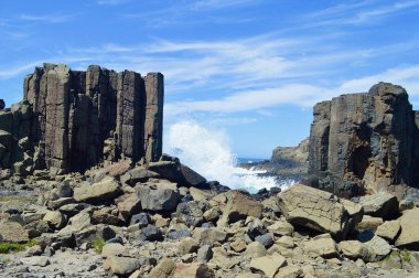 Avustralya 'nın Yeni Güney Galler' in güney kıyısındaki Bombo 'da kaya oluşumlarına çarpan dalgaların görüntüsü