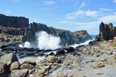 Avustralya 'nın Yeni Güney Galler' in güney kıyısındaki Bombo 'da kaya oluşumlarına çarpan dalgaların görüntüsü