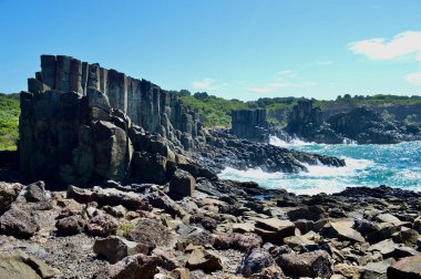 Avustralya, Yeni Güney Galler 'in güney kıyısındaki Bombo' da engebeli bir kıyı şeridi..