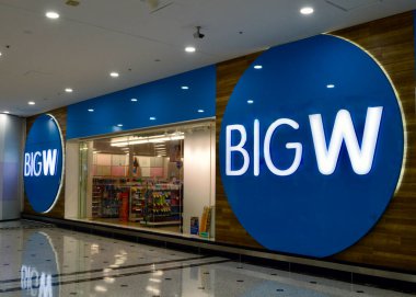 Avustralya 'nın batısındaki Penrith' teki büyük W mağazasının girişinde logo olan bir tabela..