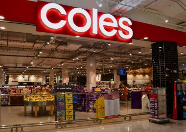 Penrith, New South Wales 'teki Westfield Plaza' daki Coles süpermarketinin manzarası. Mart 2024.