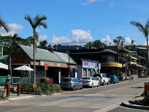 Avustralya, Queensland 'ın tropikal kuzeyinde Airlie Sahili' nde bir sokak sahnesi.