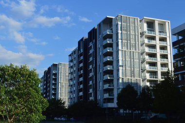 Şehirdeki modern apartmanlar