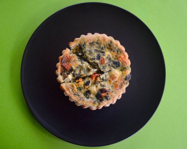 Ispanaklı kiş kurutulmuş domates ve tabakta feta.