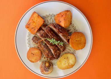 İçinde sebze ve kuzu dilimleri olan fırında bir akşam yemeği.