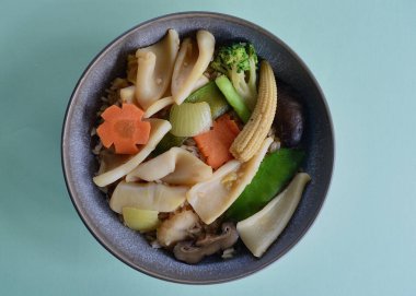 Çin usulü sebzeli kalamar ve esmer pirinç..