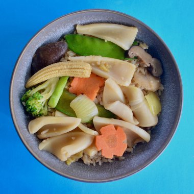 Çin usulü sebzeli kalamar ve esmer pirinç..