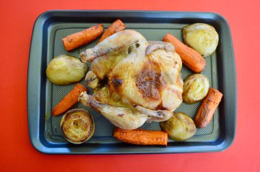 Patates ve havuçlu kızarmış tavuk.