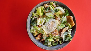 Masada Sezar salatası olan bir kase..