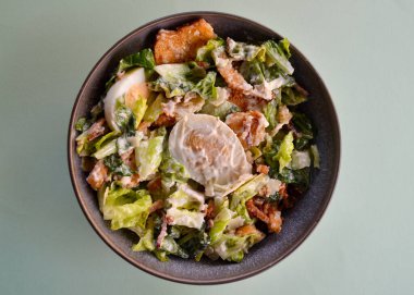 Masada Sezar salatası olan bir kase..