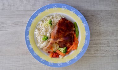 Erik soslu ördek budu, pirinç ve sebze..