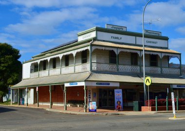 Avustralya 'nın batısındaki Narrandera kasabasında güzel, eski bir tarihi bina bir eczaneye dönüştürüldü.,.