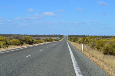 Güney Avustralya 'da Morgan yakınlarındaki Goyder Otoyolu manzarası.