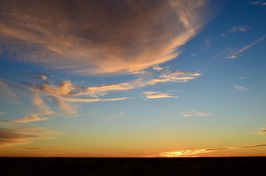 Güney Avustralya 'daki Stuart Otoyolu boyunca gün batımı,