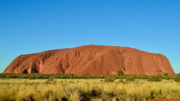 Avustralya 'nın Kızıl Merkezi' nde Uluru, nam-ı diğer Ayers Kayası manzarası.