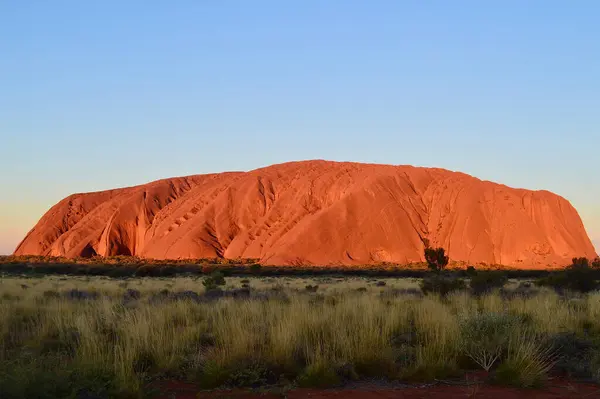 Uluru güneşin açısına bağlı olarak renk değiştirir..