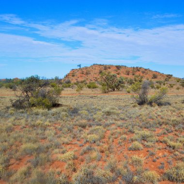 Avustralya 'nın Kızıl Merkezi' ndeki Stuart Otoyolu 'nda kayalık bir çıkıntı..