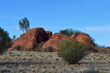 Avustralya 'nın Kızıl Merkezi' ndeki Stuart Otoyolu 'nda kayalık bir çıkıntı..