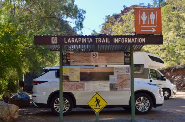 Alice Springs, Avustralya yakınlarındaki West Macdonnell Sıradağları 'ndaki Standley Chasm' daki otoparkta araçlar var..