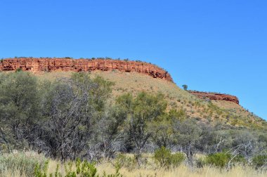 Avustralya 'nın Kızıl Merkezi' nde kayalık bir çıkıntı manzarası.