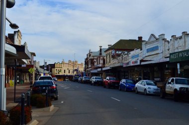 Batı Wyalong şehrinden geçen yol, Yeni Güney Galler, Avustralya kırsalında esiyor..