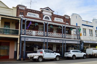 New South Wales kırsalındaki West Wyalong 'daki Royal Otel manzarası.