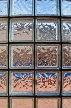 Duvardaki cam tuğlaların manzarası.