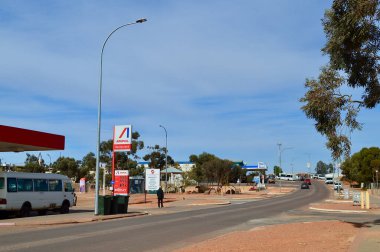Güney Avustralya 'daki Coober Pedy' nin kırmızı kirli sokaklarının manzarası. Haziran 2024. 